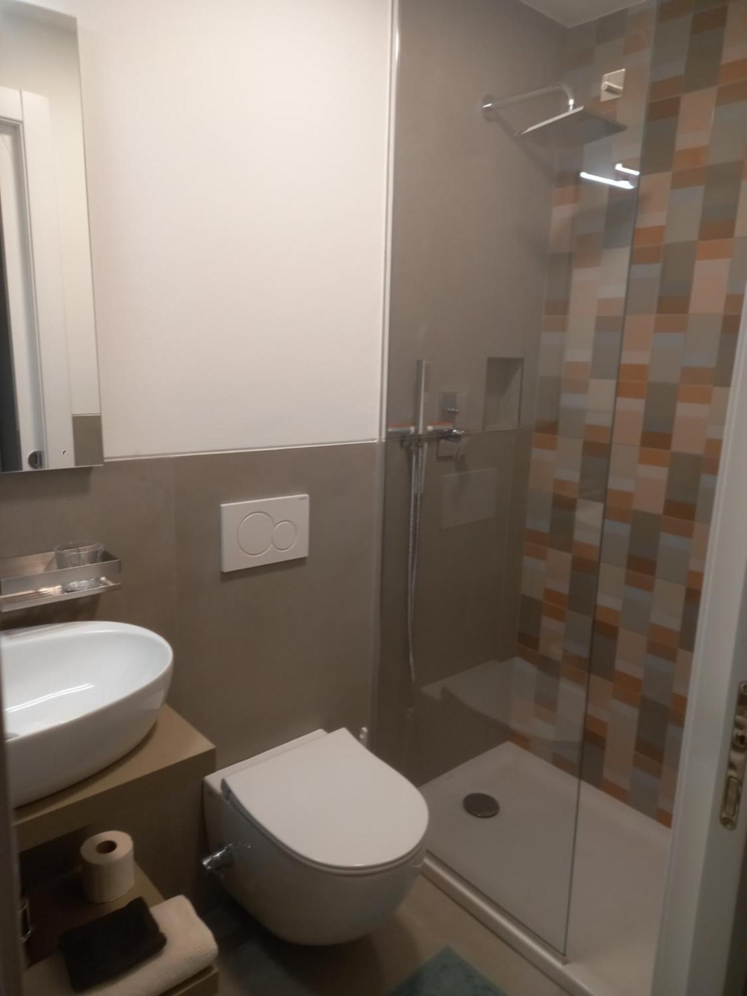 Apartment Corso Lodi 6 Porta Romana - Bellissimo Nuovo Con 2 Da Letto E Due Bagni - Beautiful Newly Decorated 2 Bedrooms 2 Bathrooms With Free Parking Per Selected Qualifying Rate - Metro Subway Porta Romana 6 Minutes To Duomo Cathed Milan